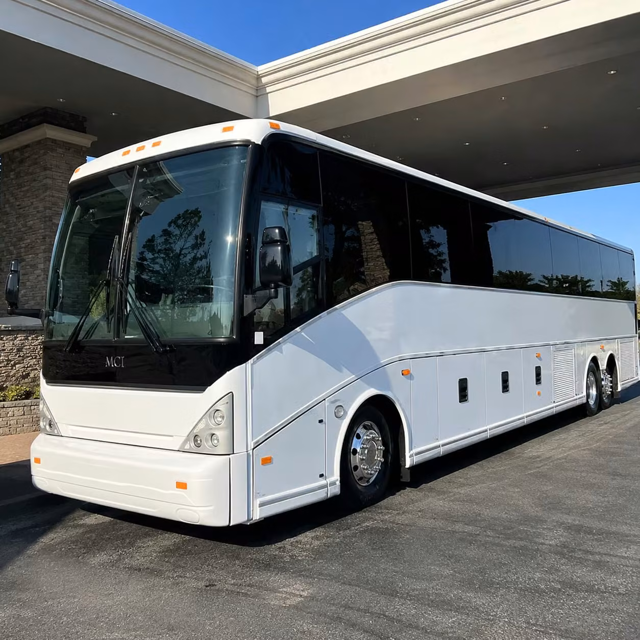 group shuttle bus rentals between indianapolis international airport and downtown hotels